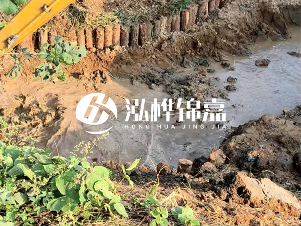 湖南防汛木樁批發(fā)廠家泓樺錦嘉 - 防洪木樁的作用是什么？?