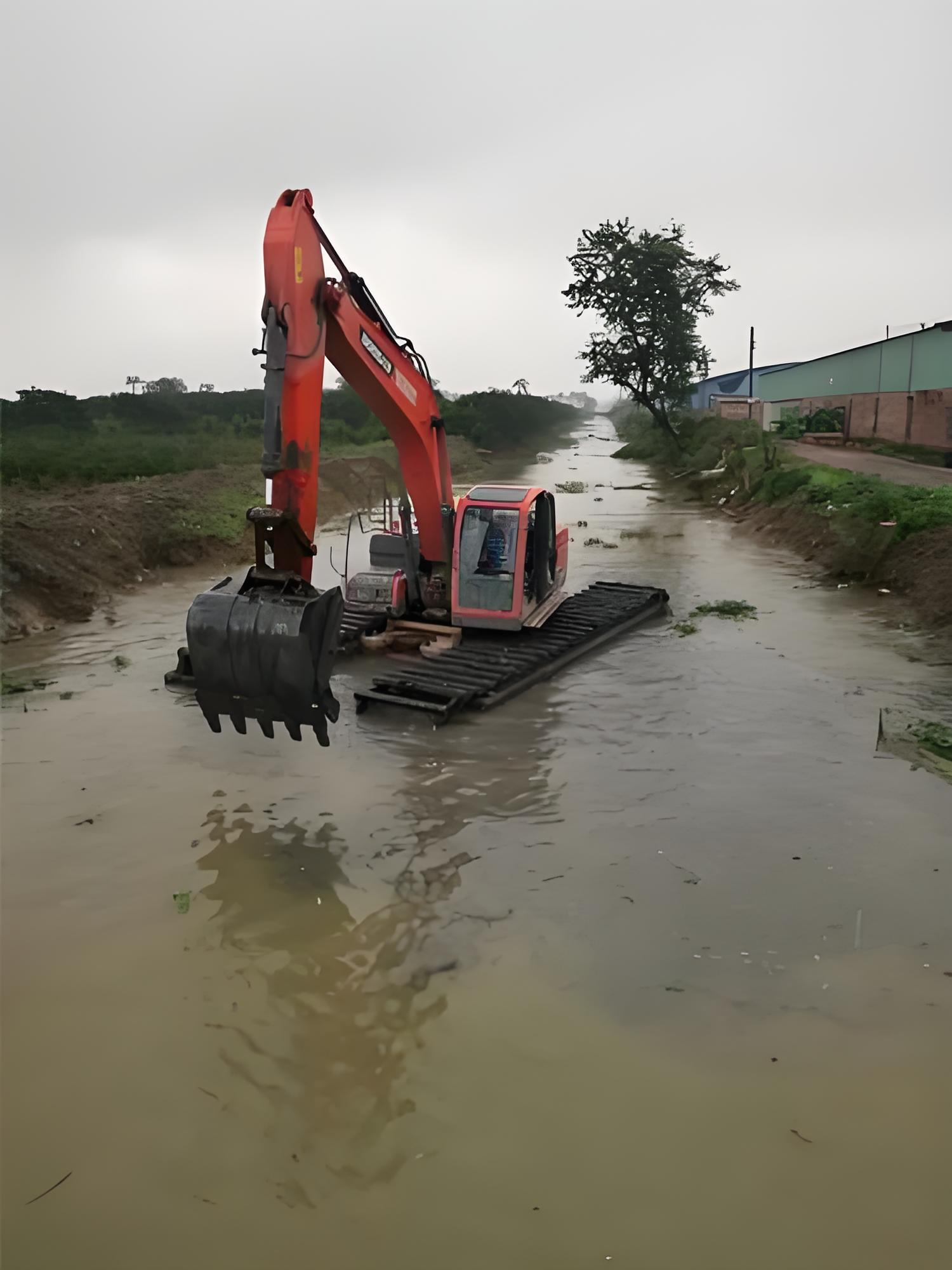 四川自貢挖機(jī)清淤施工隊(duì) - 水上挖機(jī)清淤能處理含有水草的淤泥嗎？