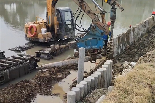 水泥樁批發廠家泓樺錦嘉-水泥仿木樁適合用于河道護坡嗎？